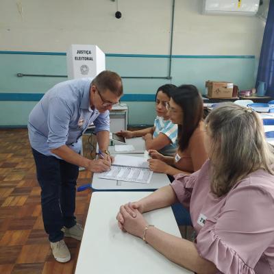 Valdemir Scarpari votou nesta manhã (06/10)  no Colégio Gildo Aluísio Schuck